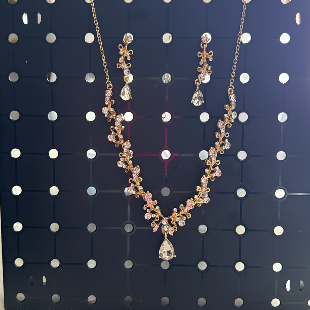 Boasting in grade AA cubic Cian, zirconia crystals